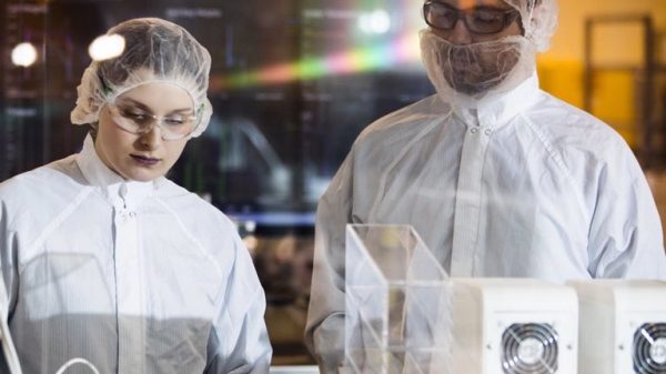 La FDA considera que la vacuna de Moderna contra el covid-19 es altamente efectiva