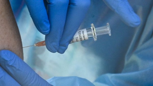 Moderna impulsa esperanzas de tener vacuna contra coronavirus antes de Navidad