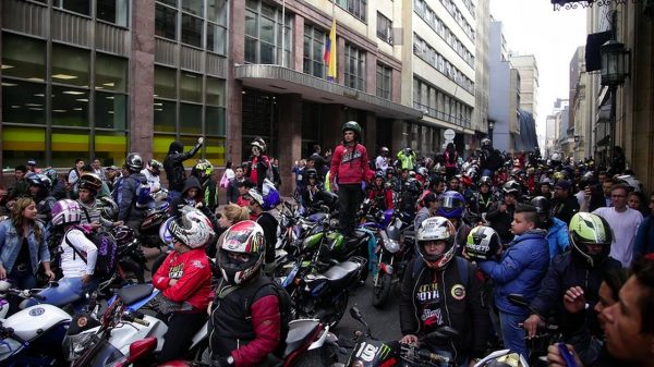 Si vive en Colombia y tiene moto, tenga en cuenta las nuevas reglas para uso de casco que rigen desde este sábado 23 de enero