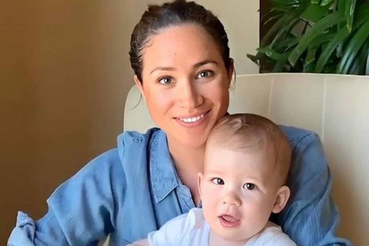 Meghan Markle enamora con un vestido de gasa negro de transparencias estampado, de escote en V y falda plisada