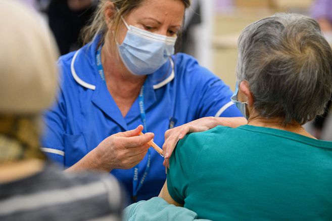 Así será la vacunación para la población priorizada en la primera fase