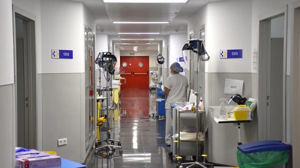 El brote de covid en Medicina Interna pone en jaque al Molina Orosa