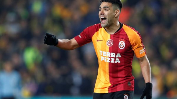 Con el agua al cuello: Galatasaray sufre por cuenta del salario de Falcao