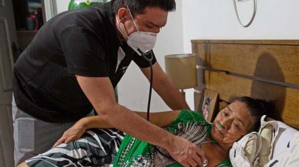 La medicina “se volvió un trabajo-basura”, dice Salud Hernández, e invita a no estudiarla