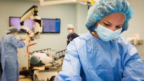 Sanitarias que ganan un 24% menos que sus compañeros y otras desigualdades en medicina e investigación
