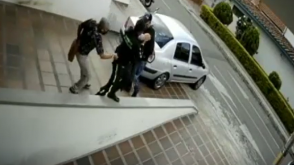 Vigilante quiso evitar un robo y ladrones lo golpearon y le quitaron su arma de dotación