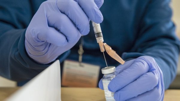 ¿Hay personas que por su raza sean inmunes al coronavirus y no necesiten vacunarse?