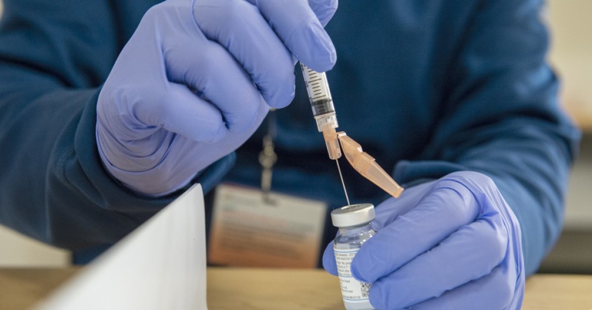 ¿Hay personas que por su raza sean inmunes al coronavirus y no necesiten vacunarse?