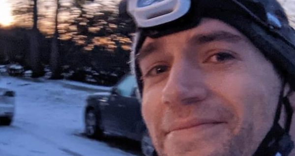 Henry Cavill y su entrenamiento de cardio bajo cero. ¡Supermán lo da todo sobre la nieve!