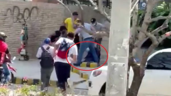 Comunidad lincha a presunto ladrón de celulares, después de ser herido a bala por celador