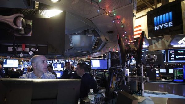 Nervios sobre estímulo recortan ganancias iniciales de Wall Street; Nasdaq y S&P en récord Por Reuters