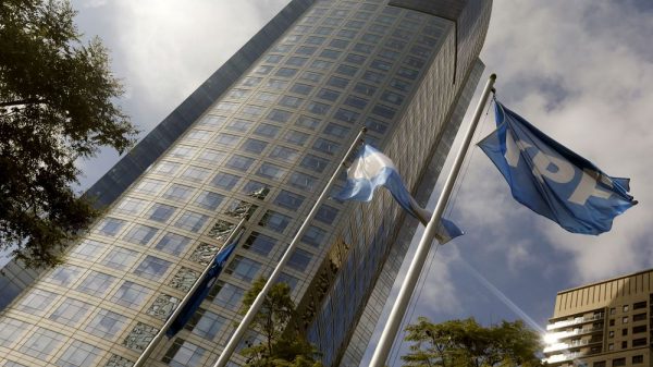La petrolera argentina YPF intenta renegociar su deuda por falta de dólares