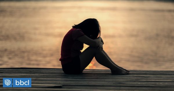 8 actitudes negativas recurrentes en personas infelices, según estudio