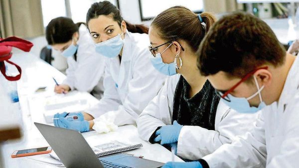 Medicina crea una asignatura para atender a personas trans