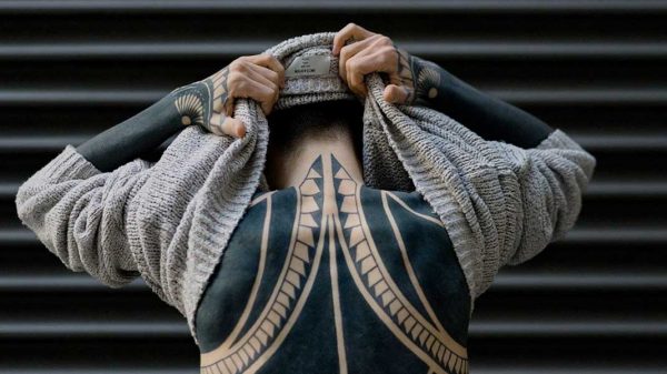 “Espécimen”, le dicen al hombre que se extirpó nariz, labio y orejas para ser como un alien negro
