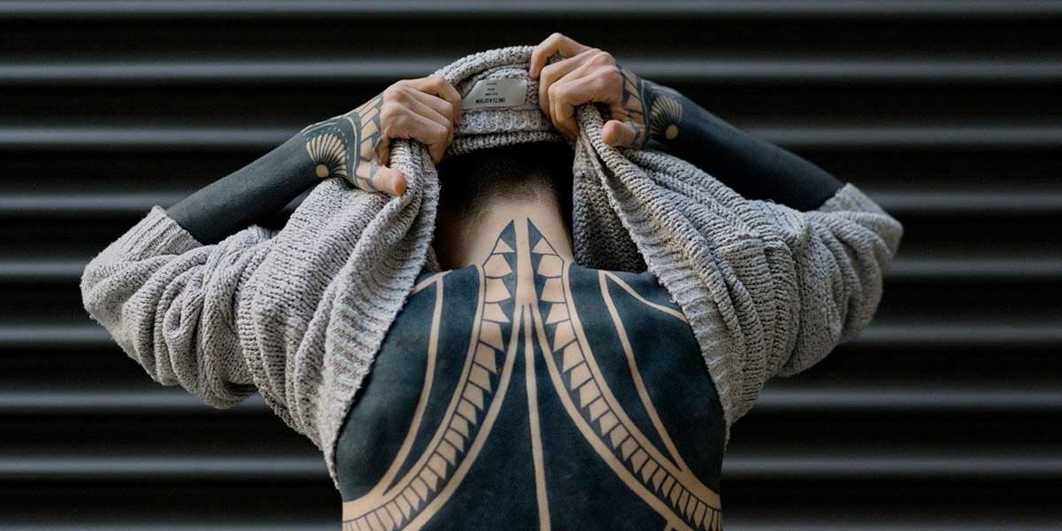 “Espécimen”, le dicen al hombre que se extirpó nariz, labio y orejas para ser como un alien negro