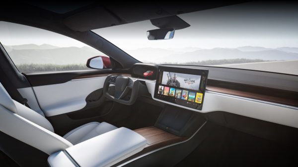 Elon Musk revela que el nuevo Model S carece de palanca de cambios porque el coche adivina la dirección con…