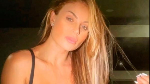“Súper chica”, le dicen a Sara Uribe por foto en una tina sin ropa