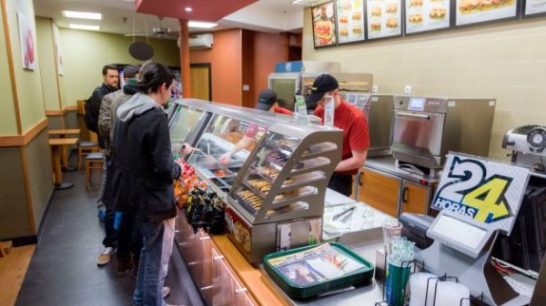 Demandan a la cadena de restaurantes Subway por utilizar “atún falso”