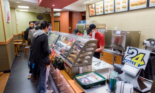 Demandan a la cadena de restaurantes Subway por utilizar “atún falso”