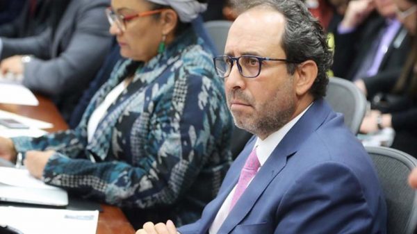 Superintendente de Salud, denunciado por presunta corrupción en contratos
