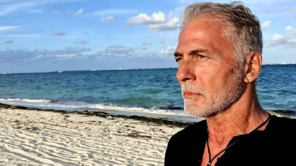 “Tan guapo como su padre”: en fotos, hijo de actor de ‘Pedro el escamoso’ que roba suspiros
