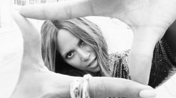 Halle Berry desvela su rutina del bienestar en casa para mantenerse activa a los 54 años