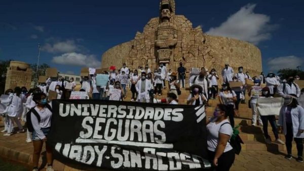 Con manifestación, estudiantes de medicina exigen justicia para Mariana y Karla