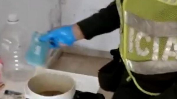 En balde con sopa familiares de detenido camuflaron celulares y droga