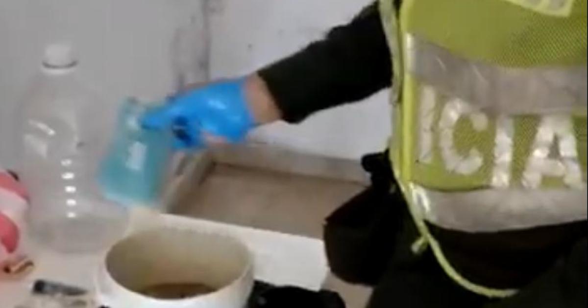 En balde con sopa familiares de detenido camuflaron celulares y droga