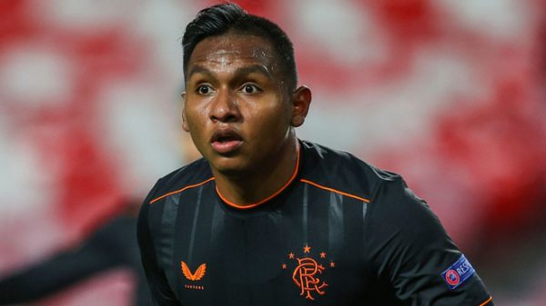 Steven Gerrard le da la espalda a Alfredo Morelos tras ser sancionado