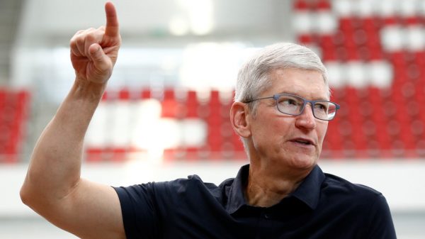 Tim Cook advierte que la explotación desenfrenada de datos de usuarios amenaza con una “catástrofe social”
