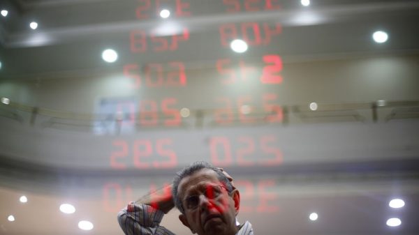 Dólar se mantiene firme ante mejor perspectiva económica de EEUU frente a Europa Por Reuters