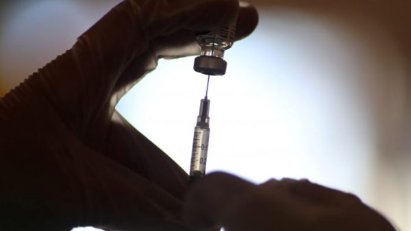 El llamado de la Facultad de Medicina de la Universidad de Chile: “Todas las vacunas autorizadas, incluyendo la de Sinovac, han demostrado ser seguras y tener una óptima efectividad”