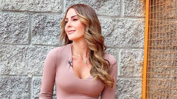 Carolina Soto casi se cae en vivo y en directo