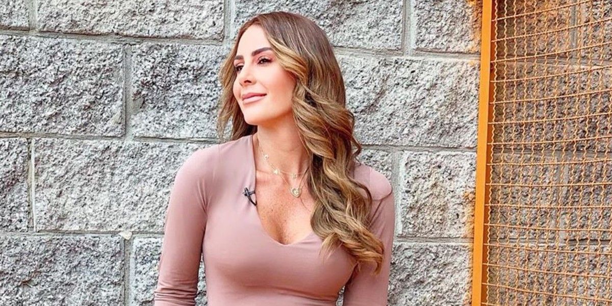 Carolina Soto casi se cae en vivo y en directo