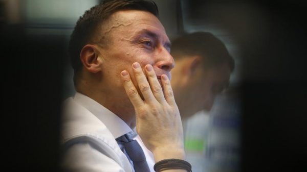 S&P 500 cierra con alza por avance de Alphabet; la volatilidad disminuye Por Reuters