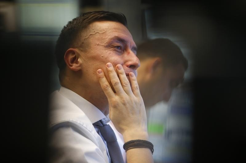 S&P 500 cierra con alza por avance de Alphabet; la volatilidad disminuye Por Reuters