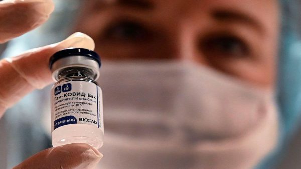 Nobel de Medicina destaca eficacia de la vacuna Sputnik V contra la COVID-19