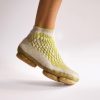 Crean zapatillas deportivas biodegradables hechas de micelio de hongos y pelo canino tejido en 3D