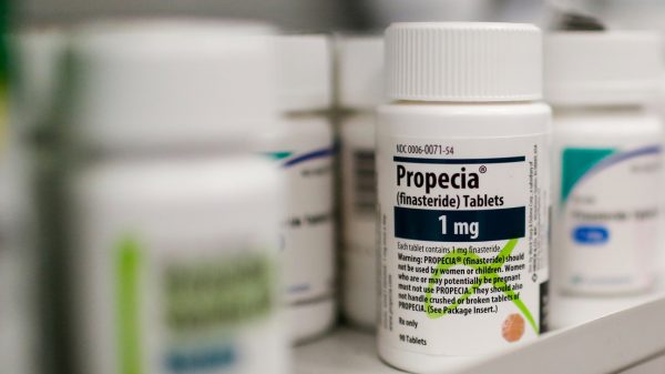 Farmacéutica comercializa por años un medicamento contra la calvicie sin advertir de los informes que lo…
