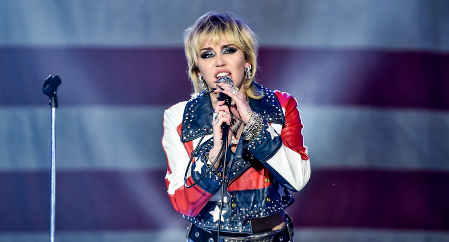 Miley Cyrus sacó su lado ‘rock star’ en su ‘show’ previo al Super Bowl 2021