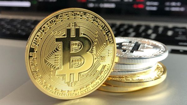 Bitcoin se aproxima a US$50.000 tras millonaria inversión de Tesla