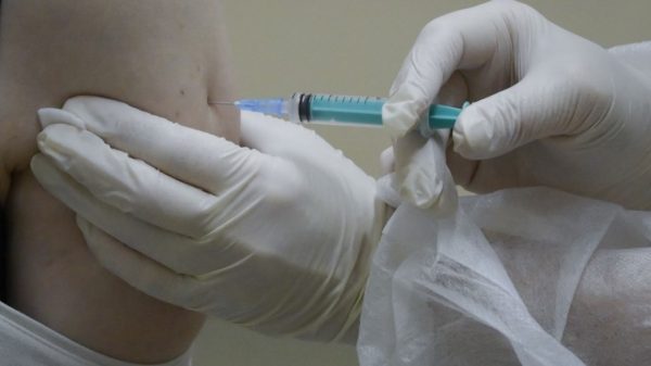 ¿Puede aplicarse la vacuna contra el COVID a un paciente con diabetes, hipertensión y psoriasis?