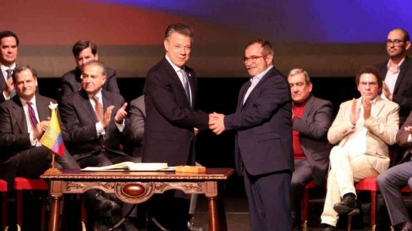 Santos se queja frente a Timochenko porque el presidente Duque no lo menciona