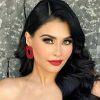 Kristal Silva fascina en su look más sencillo con top de tirantes nude y shorts de mezclilla deshilachados