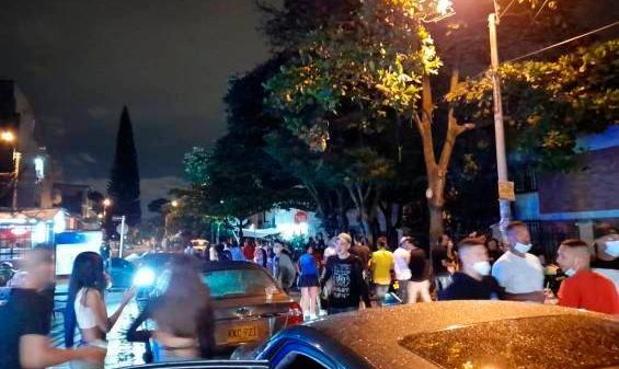 Desactivan fiesta de influencer que montó piscina móvil en camioneta