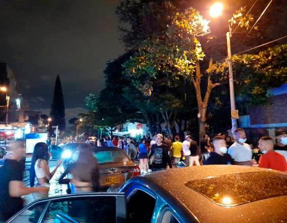 Desactivan fiesta de influencer que montó piscina móvil en camioneta