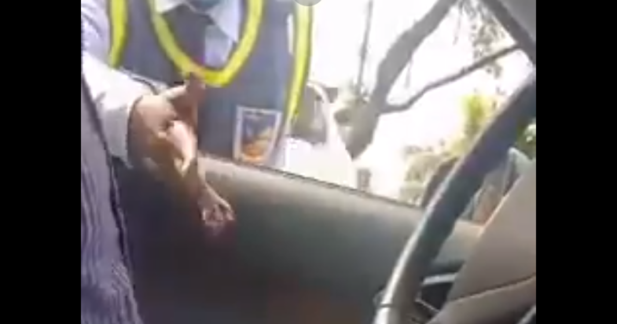 Ocupantes de un vehículo grabaron a una agente de tránsito mientras recibía un soborno