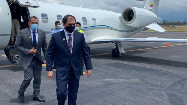 “Fantoche”, dicen a fiscal general por video saliendo de avión al “estilo James Bond”